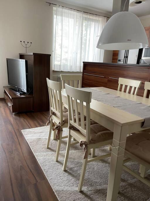 Priestranny 3 Izb. Apartman V Centre S Parkovanim. 班斯卡-比斯特里察 外观 照片
