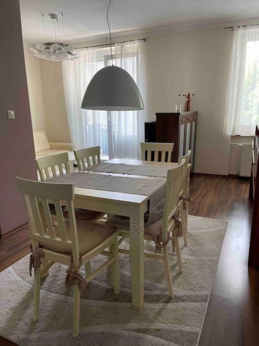 Priestranny 3 Izb. Apartman V Centre S Parkovanim. 班斯卡-比斯特里察 外观 照片