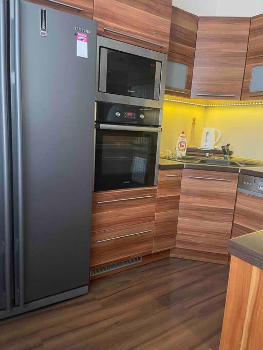 Priestranny 3 Izb. Apartman V Centre S Parkovanim. 班斯卡-比斯特里察 外观 照片